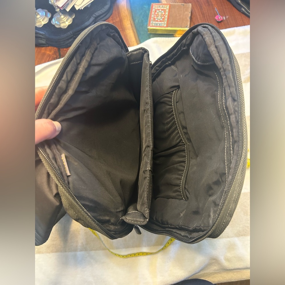 Perfect condition waterproof Incase charcoal colored sling computer bag - Picture 5 of 5